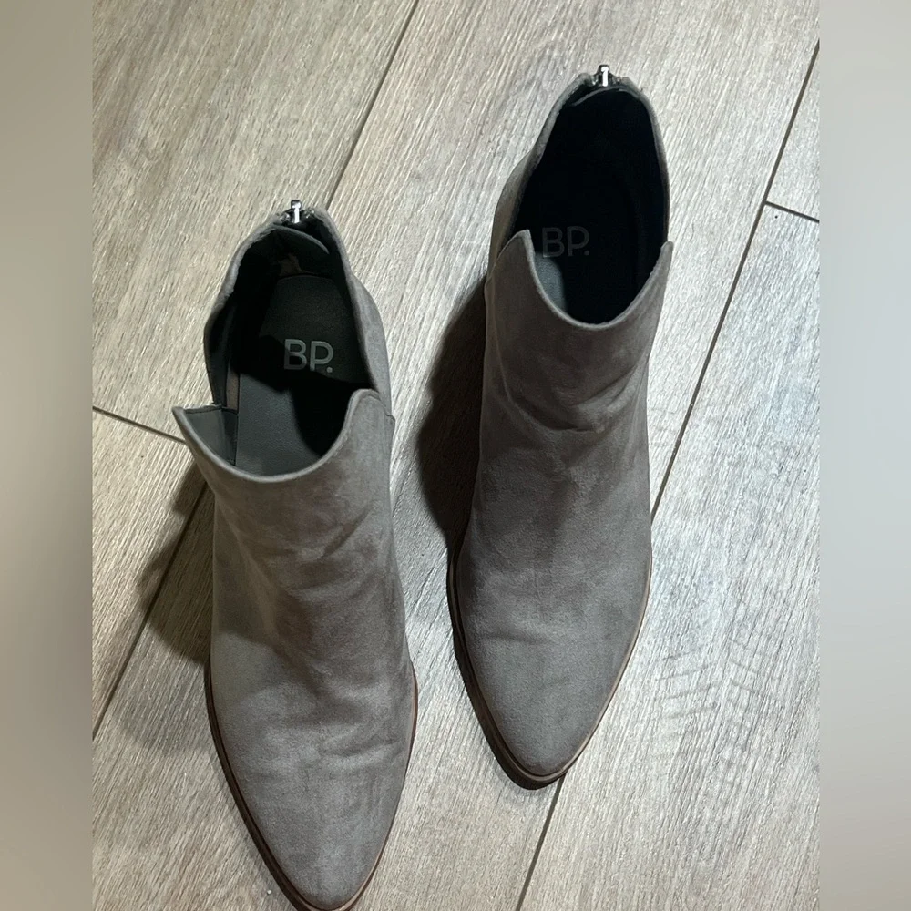 BP Women's Grey Suede Heeled Ankle Booties size 8 - Picture 4 of 8